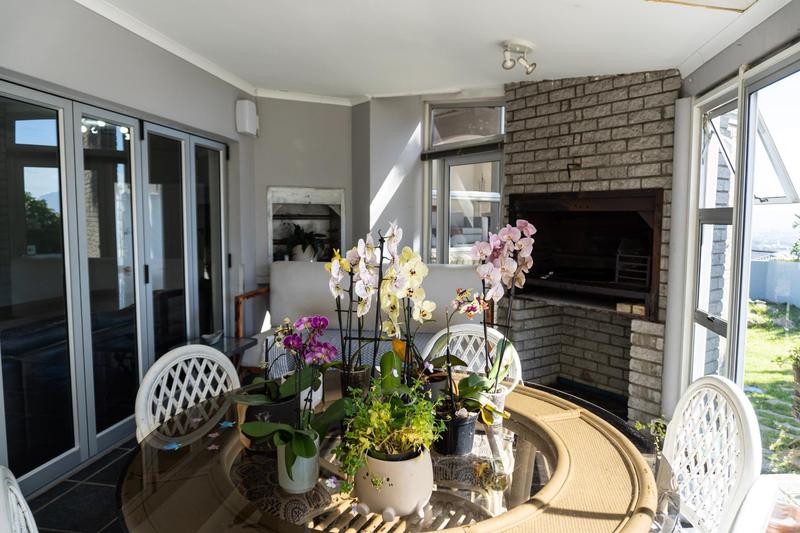 6 Bedroom Property for Sale in Plattekloof Western Cape